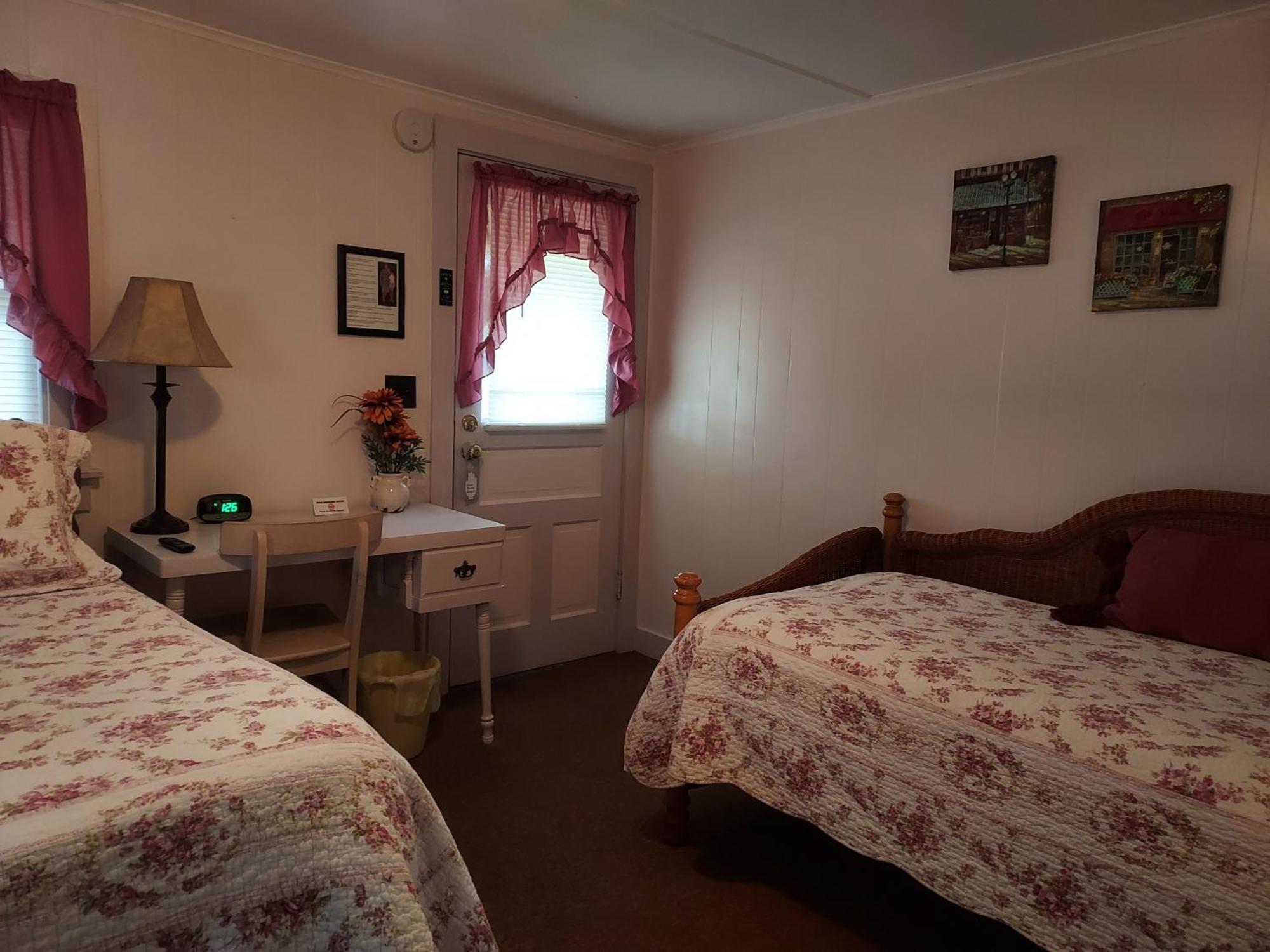 Serenity Motel Shaftsbury Exterior photo
